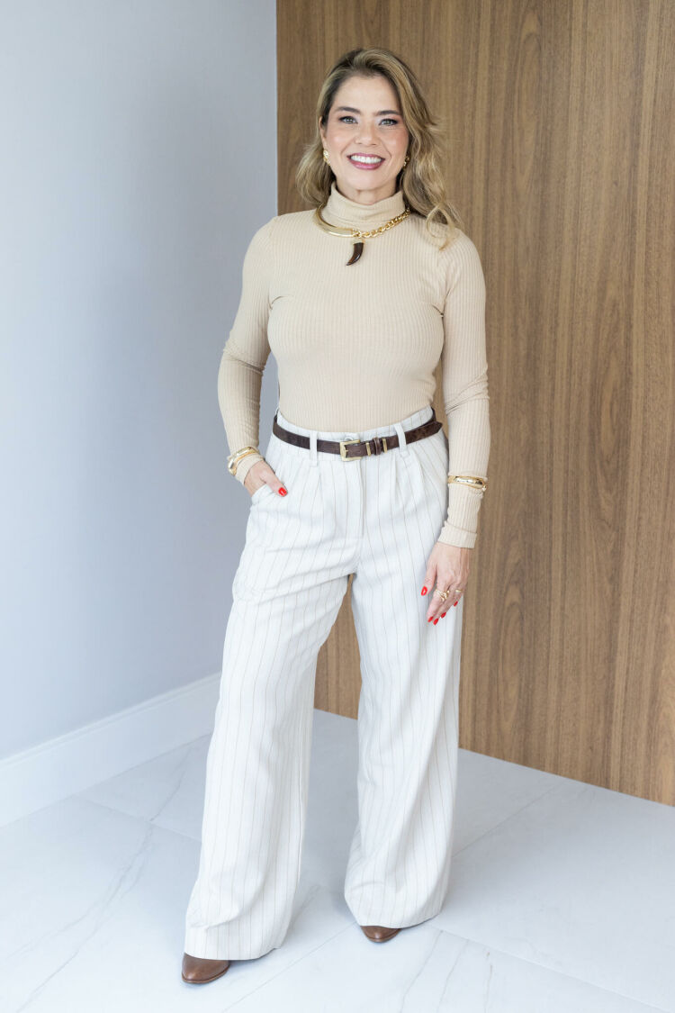 Imagem de Blusa Lia - Bege - Canelada, Gola Alta e Elegância Atemporal para o Dia a Dia